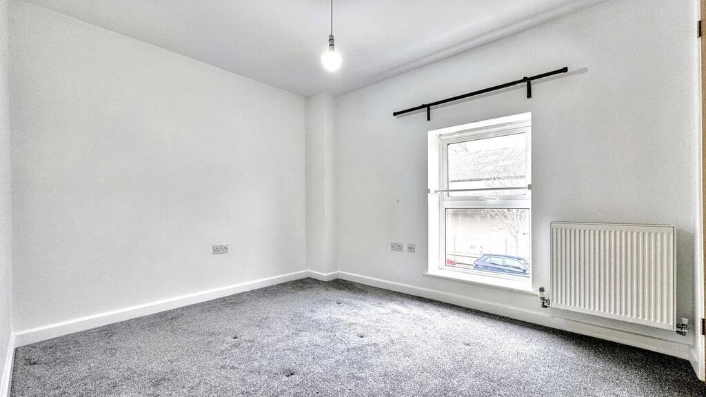 Bright double bedroom with large window and nea...