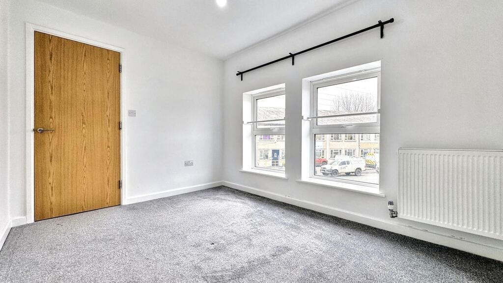Bright, neutral double bedroom with large windo...