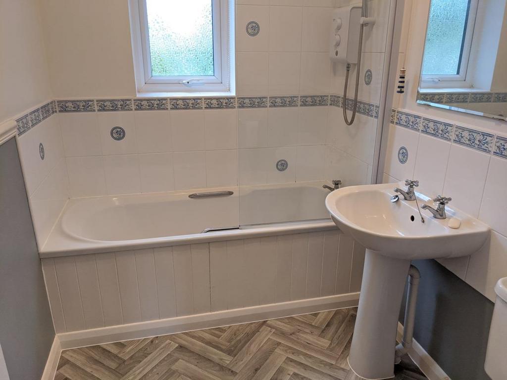 62 Derby- Bathroom.jpeg