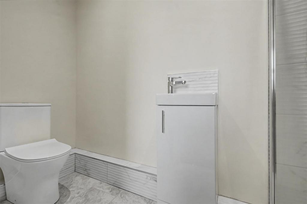 Ensuite 3 2.jpeg