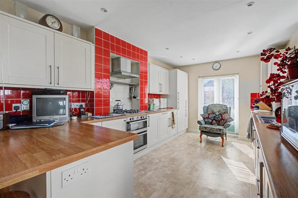 Kitchen 2.jpeg