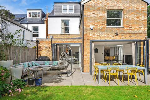 6 bedroom detached house to rent, Walm Lane, London NW2.