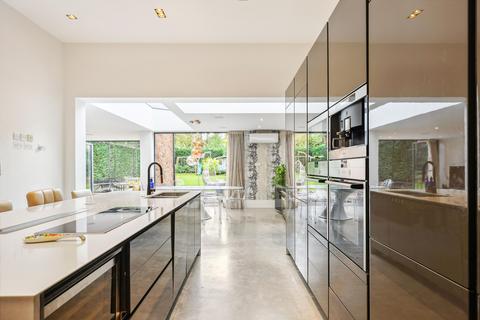 6 bedroom detached house to rent, Walm Lane, London NW2.