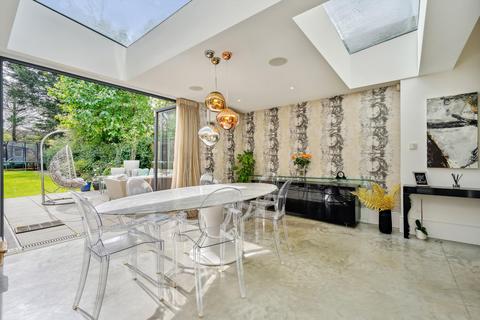 6 bedroom detached house to rent, Walm Lane, London NW2.