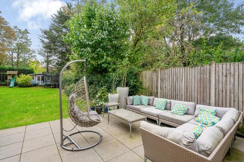 6 bedroom detached house to rent, Walm Lane, London NW2.