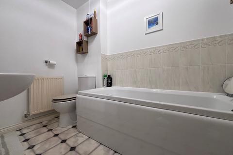 3 bedroom semi-detached house to rent, Milford Place, Fairford Leys, Aylesbury