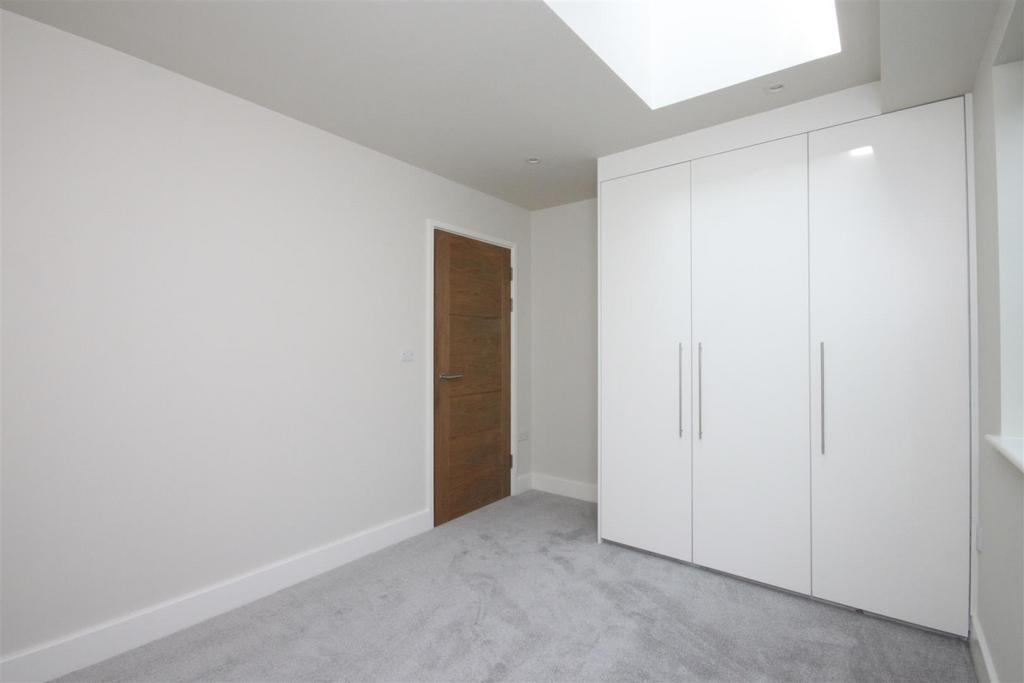 Bed 2 Wardrobes.JPG