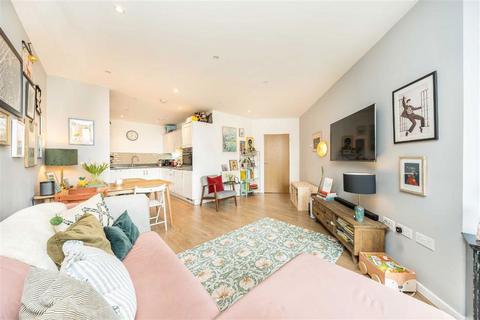 2 bedroom flat for sale, Boundaries Road, London SW12