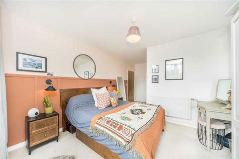 2 bedroom flat for sale, Boundaries Road, London SW12