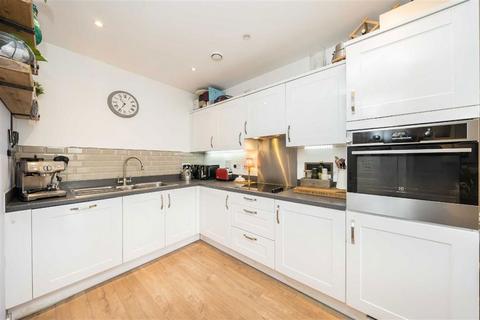 2 bedroom flat for sale, Boundaries Road, London SW12
