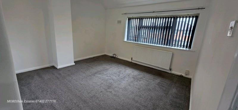 Bright, neutral double bedroom with large windo...