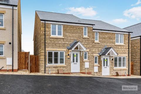 3 bedroom end of terrace house to rent, Airfield Way, Corby