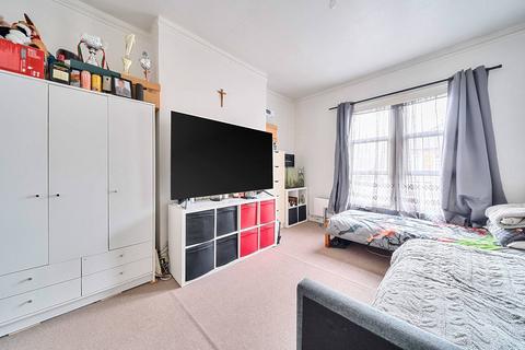 2 bedroom flat to rent, Hermitage Road, Finsbury Park, London, N4