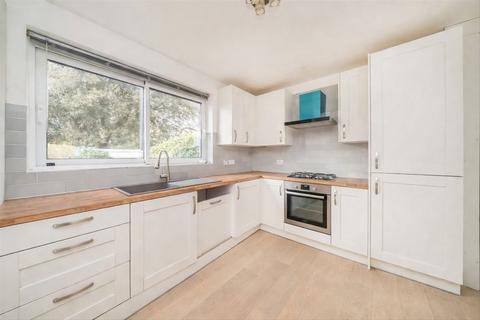 2 bedroom flat to rent, The Downs, London SW20