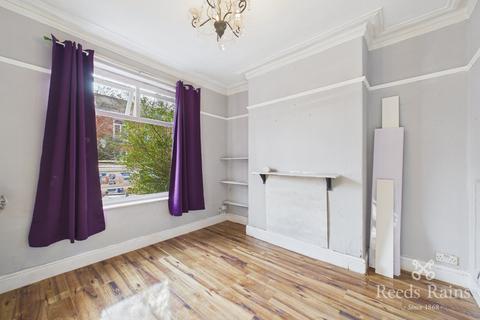 3 bedroom terraced house to rent, Curtis Street, Manchester M19