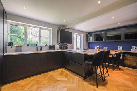 4 bedroom detached house for sale, Haywood Avenue, Huddersfield HD3
