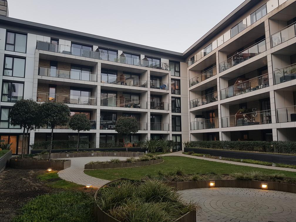 Large Studio Flat in George View House, Earlsfiel