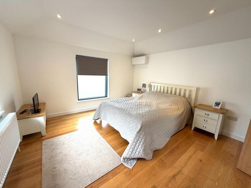 Master Bedroom.JPG
