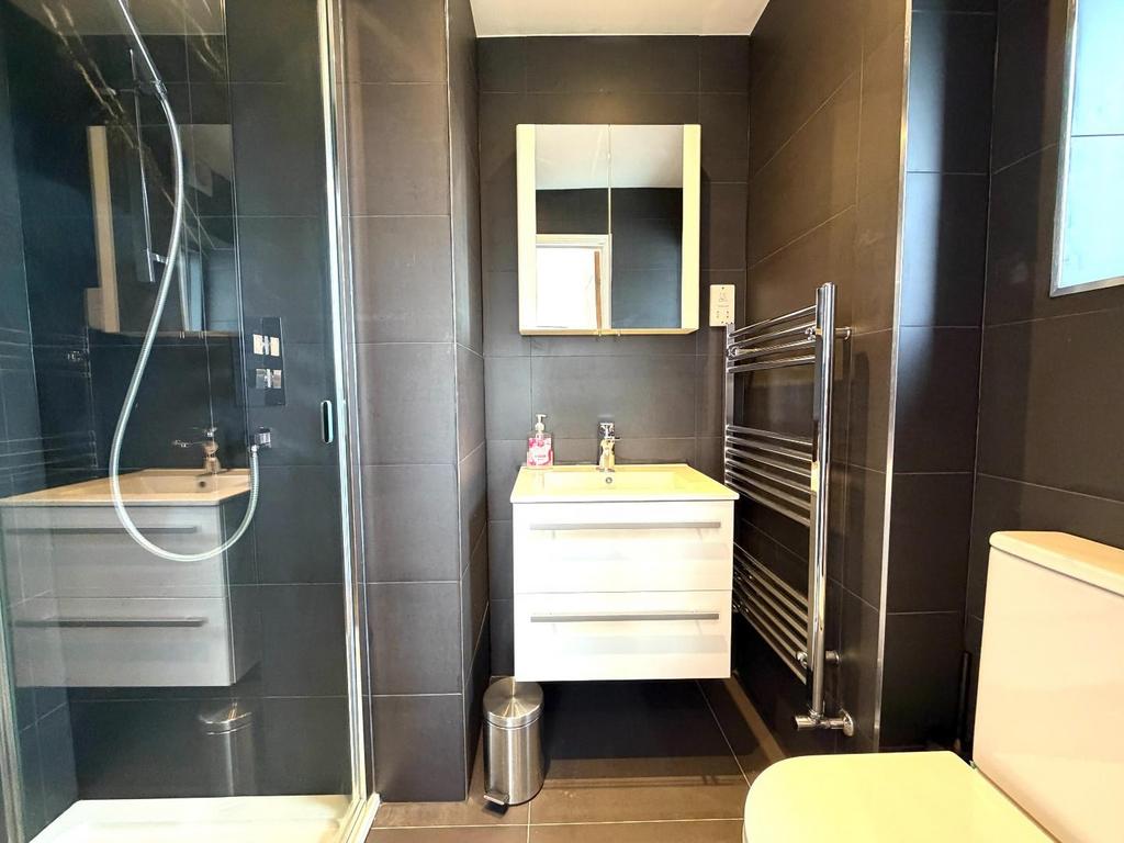 Bedroom Four ensuite.JPG