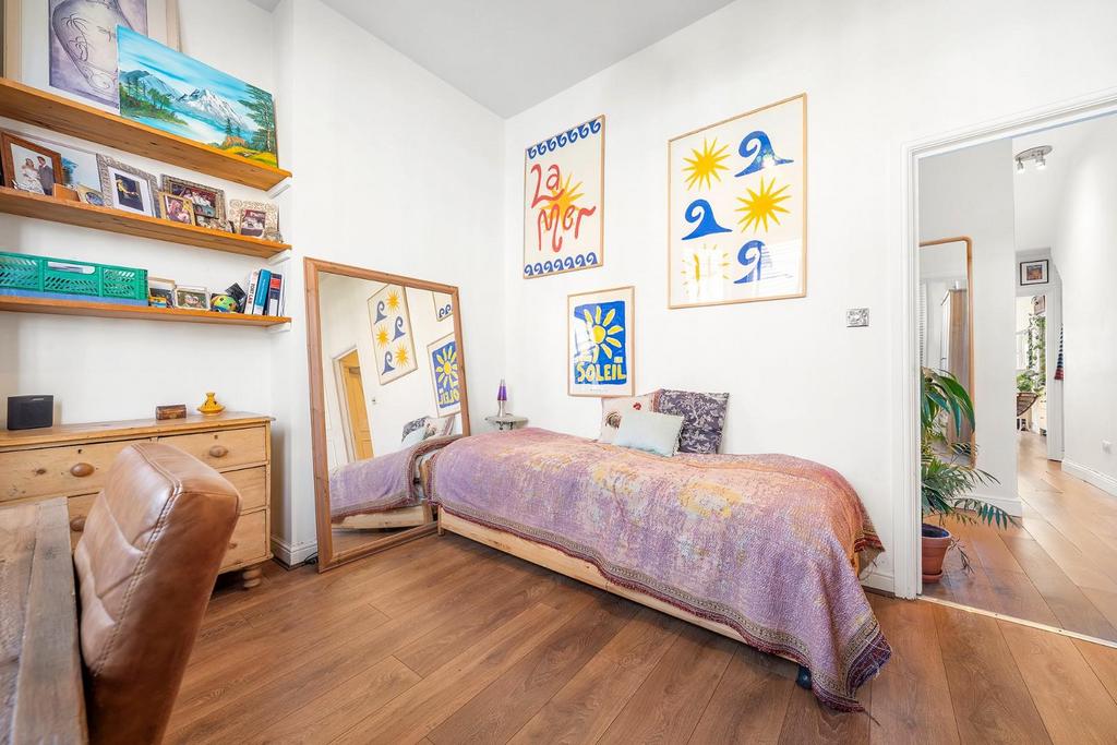 Bedroom 1 (2).JPG