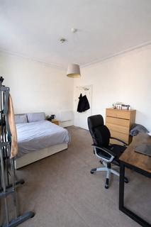 Studio to rent, Commercial Road, London, E14