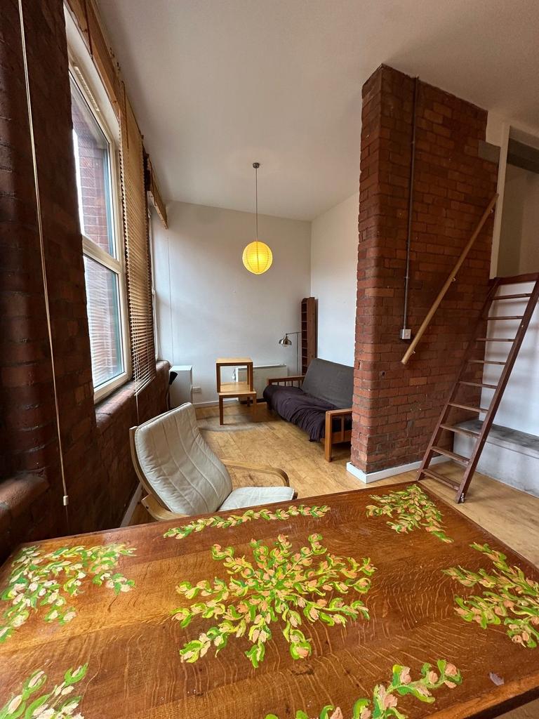 Dining area to lounge