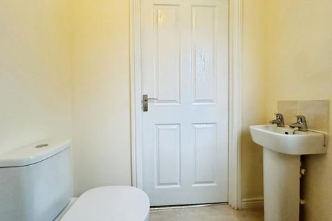 3 bedroom terraced house to rent, Aspenwood Close, Bamber Bridge, Preston, PR5