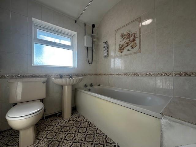 Bathroom 1.jpg