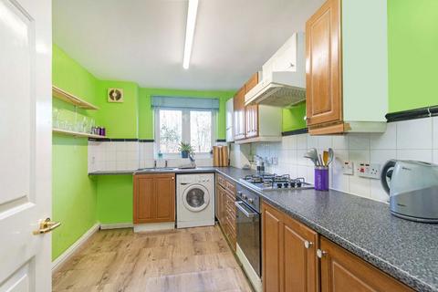 2 bedroom flat for sale, Buxhall Crescent, London E9