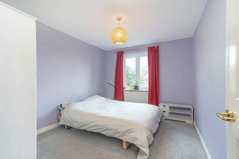 2 bedroom flat for sale, Buxhall Crescent, London E9