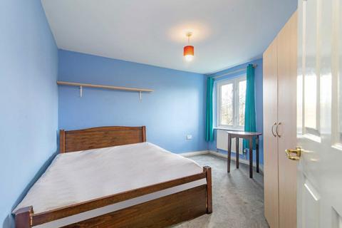 2 bedroom flat for sale, Buxhall Crescent, London E9
