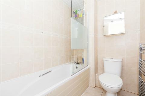 2 bedroom flat to rent, Philpots Close, Yiewsley, West Drayton UB7