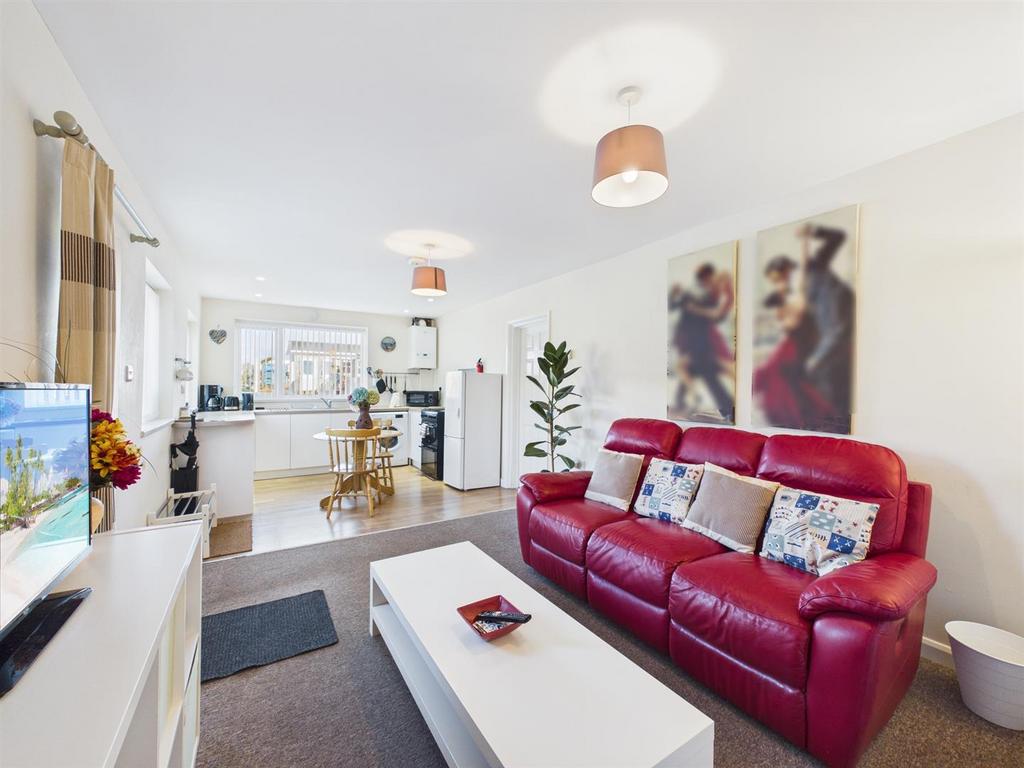 Frankies Flat: Self contained