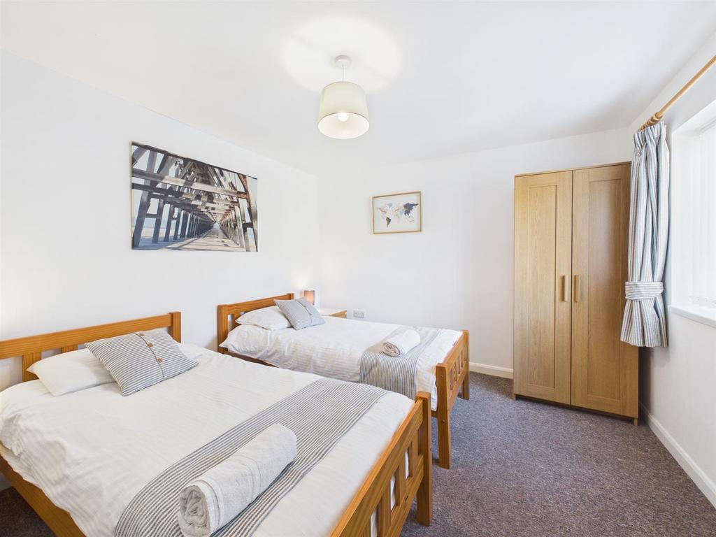 Frankies Flat: Self contained