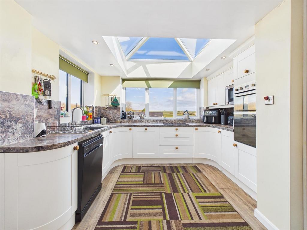 Kitchen/dining/living: