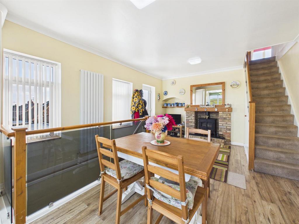 Kitchen/dining/living: