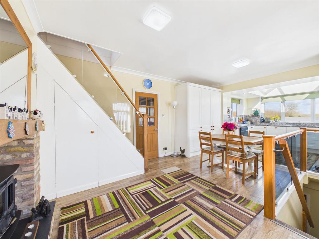 Kitchen/dining/living: