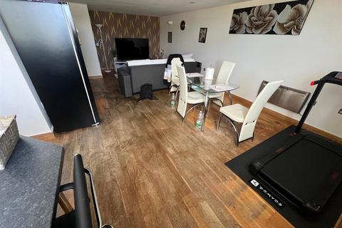 3 bedroom flat for sale, Byron Street, Bradford