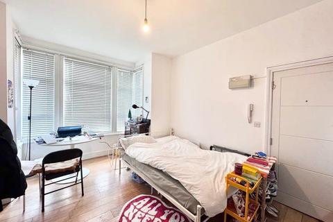 Studio to rent, Dollis Road, Church End N3