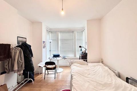 Studio to rent, Dollis Road, Church End N3