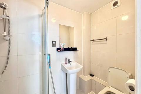 Studio to rent, Dollis Road, Church End N3