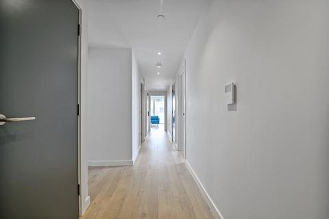 3 bedroom flat to rent, Parkes Street, London