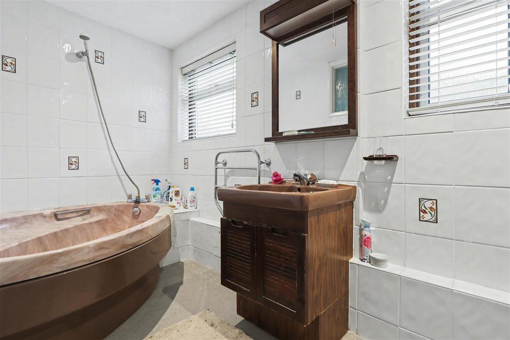 Bathroom 1.jpg
