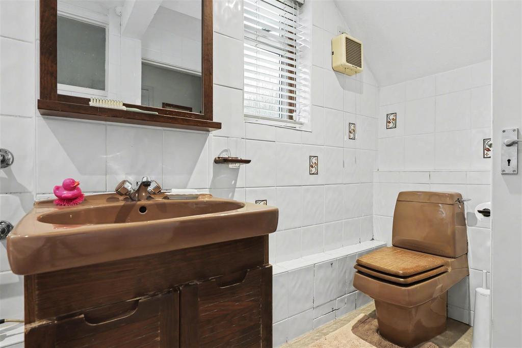 Bathroom 2.jpg