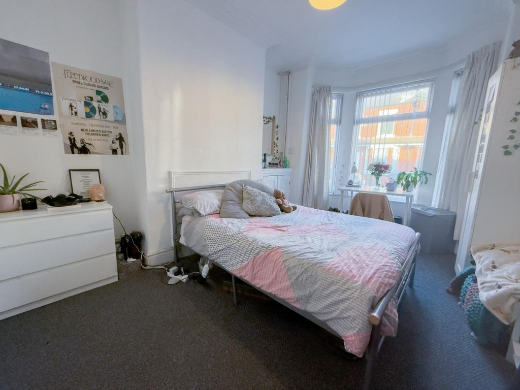 Bright double bedroom with bay window and stora...