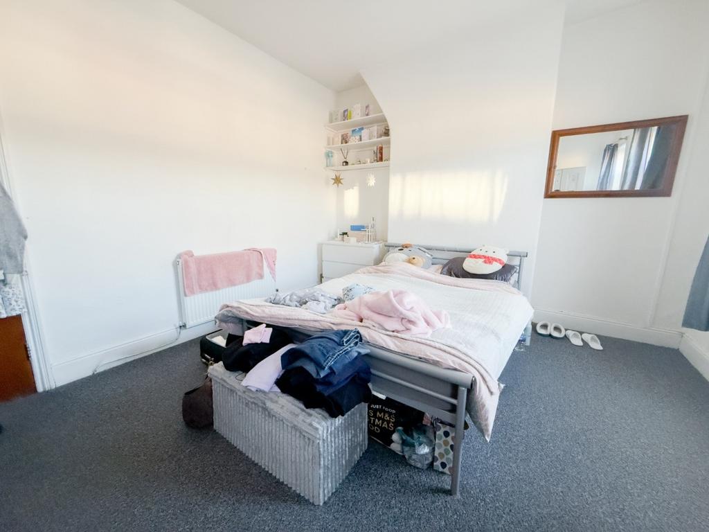Bright double bedroom with neat décor...