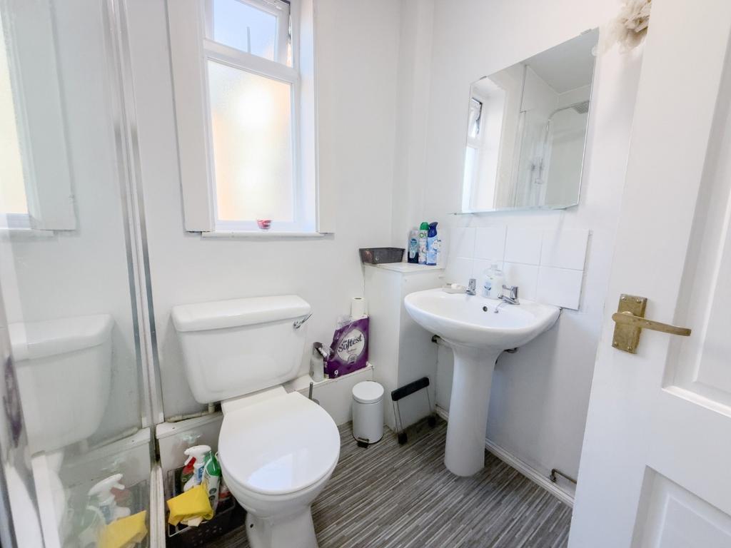 Bright, clean bathroom with modern fittings...