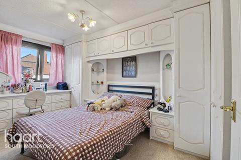 1 bedroom apartment for sale, Churchfields, London