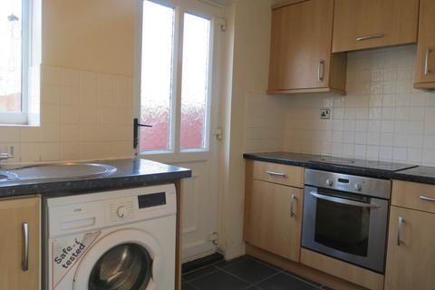 3 bedroom semi-detached house to rent, Heather Place, Newcastle Upon Tyne NE4
