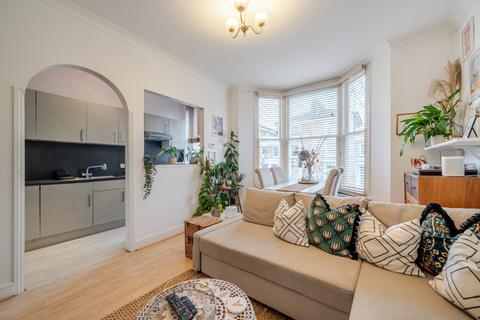 2 bedroom flat for sale, St. John's Villas, Archway, London, N19